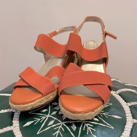 Bandolino wedge sandals in orange - Picture 2 of 4